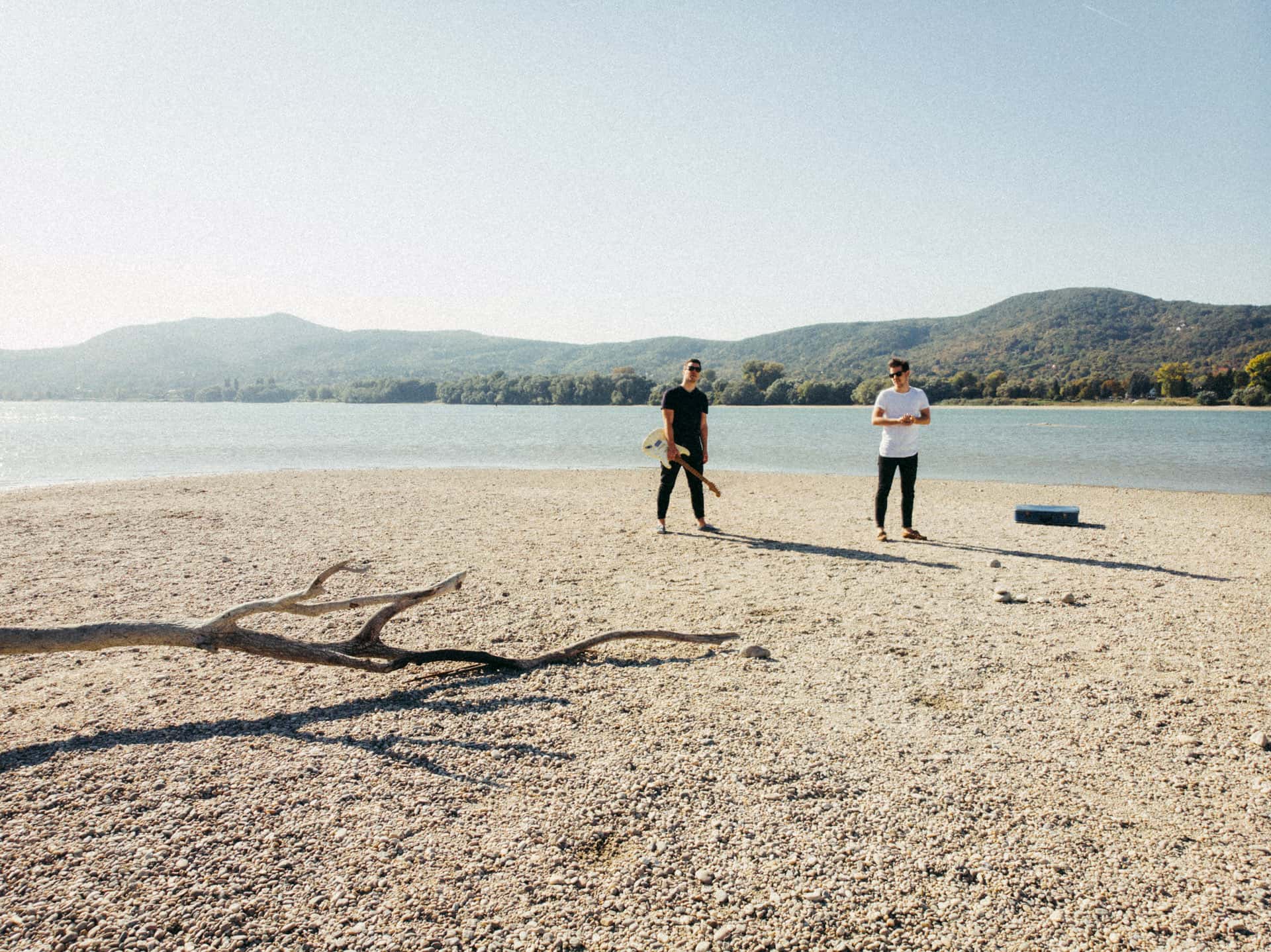 Premiere: Belau ft. Sophie Barker - 'Essence'