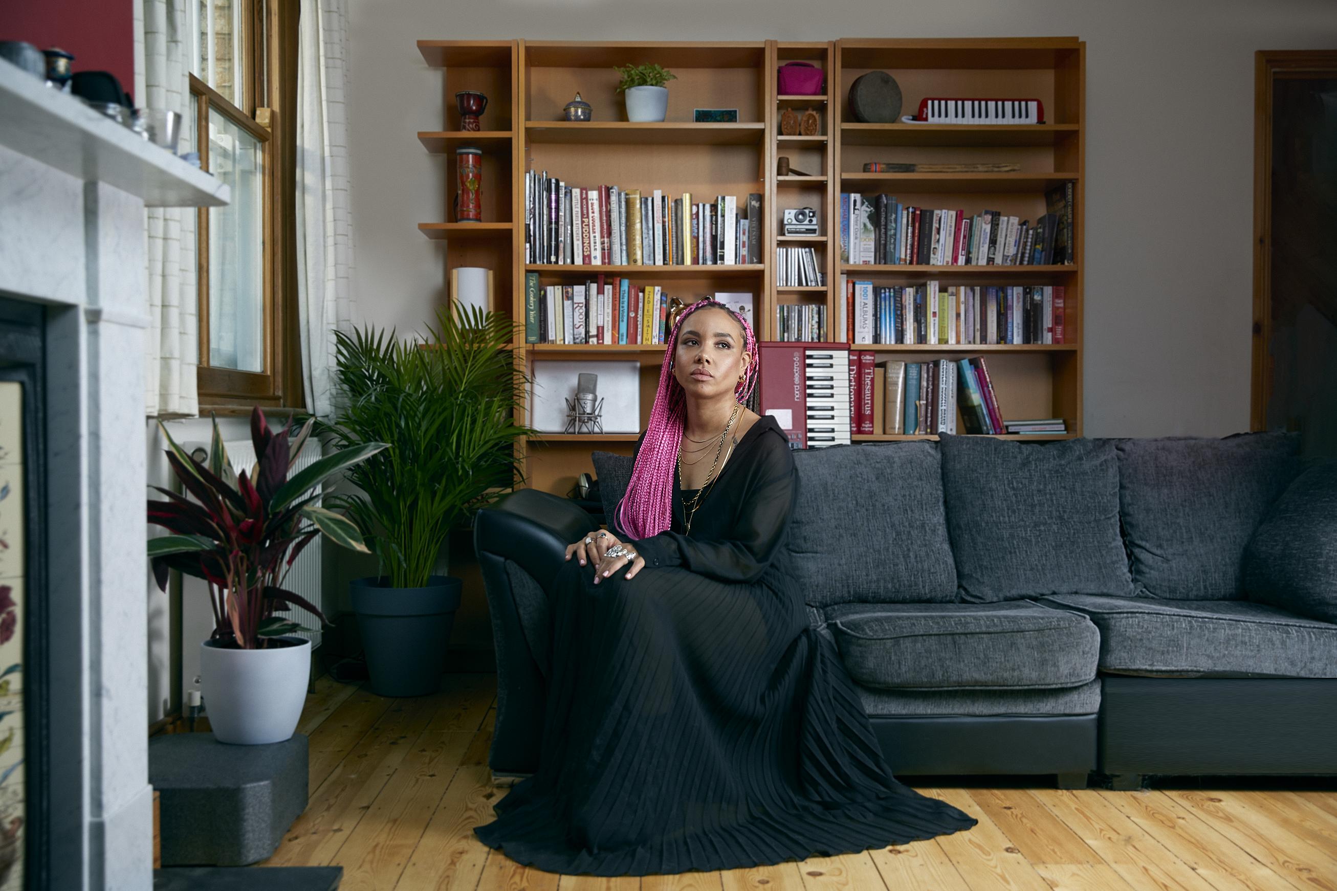 Natalie Duncan Shares Gilded New Single 'Sirens'