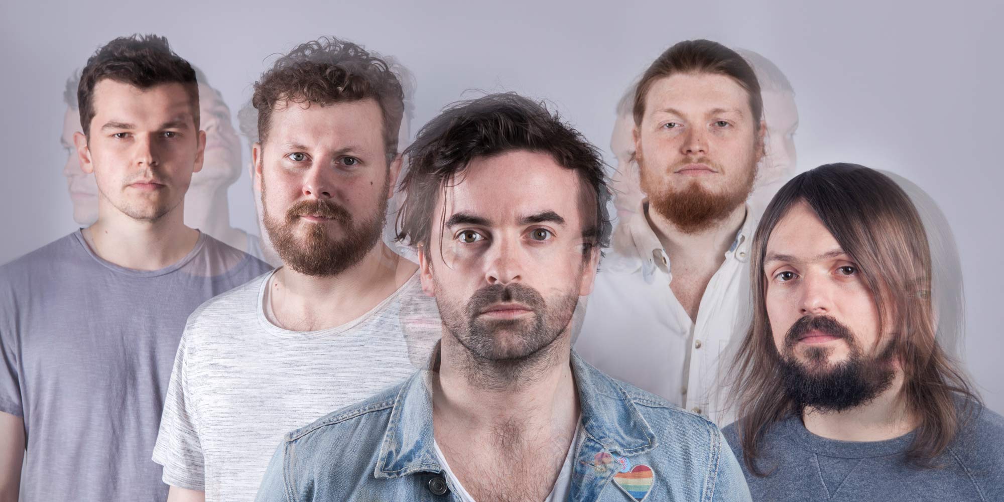 Premiere The Travelling Band 'Mopping Forwards